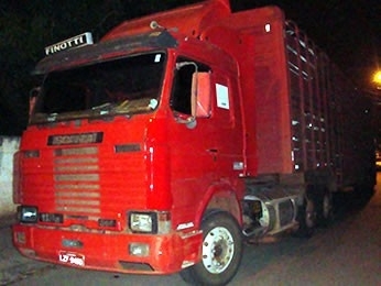 Carreta roubada foi recuperada pela polcia no interior do estado.