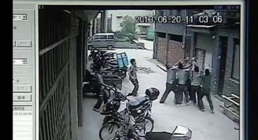 Dois dos homens que ajudaram a salvar a menina sofreram estiramento muscular nos bra�os