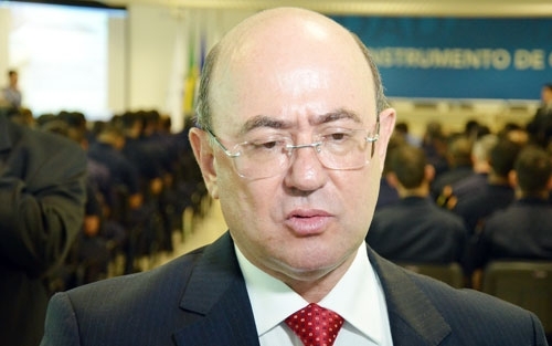 Alvo de manifestantes, deputado Jos Riva diz respeitar ato