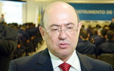 Alvo de manifestantes, deputado Jos Riva diz respeitar ato