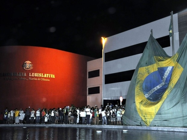 Manifestao teve concentrao na frente da Assembleia Legislativa, em Cuiab