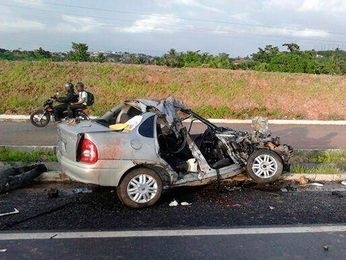 Veculo ficou totalmente destrudo