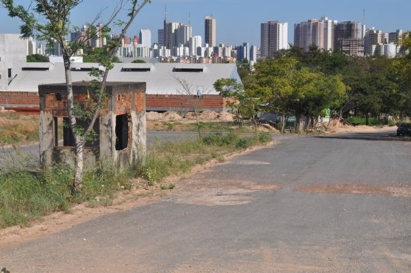 Menor foi atingido por tiro de 38 aps jogar pedras e garrafas em guarita abandonada; seguranas alegaram 