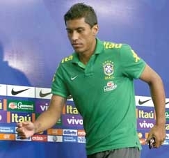 Paulinho, ainda sente o tornozelo e  a principal dvida de Felipo para a partida contra a Itlia