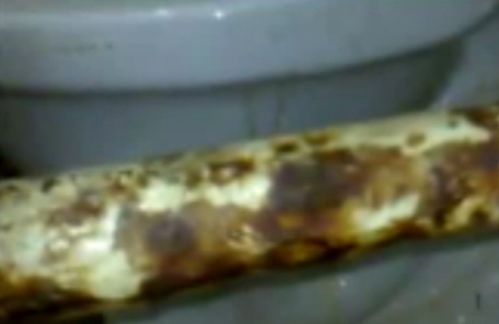 Banheiros do Hospital Regional de Ceilndia esto sujos e enferrujados