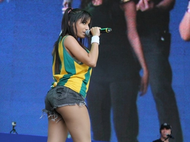 Anitta mostrando sua boa forma para a galera