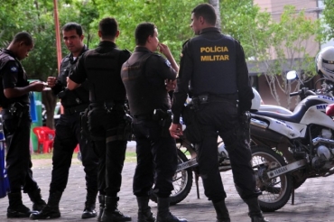 Policiais militares acompanham, desarmados, a manifesta��o de hoje