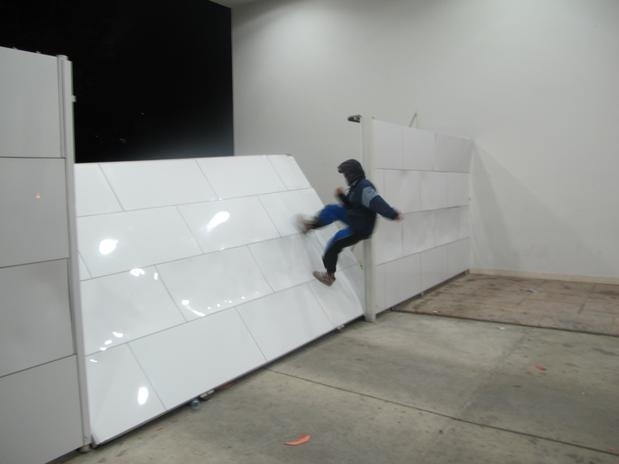 No final do protesto de ontem, grupo de manifestantes tentoi invadir a sede do governo do Estado Foto: Roger Pereira / E