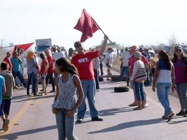Manifestantes bloquearam dois sentidos da BR-163, nesta tera-feira (18) 