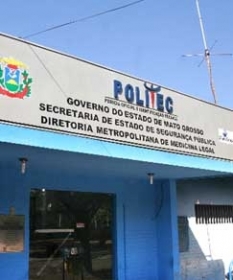 Peritos do Instituto de Medicina Legal vo fazer o exame de necropsia no corpo do vendedor