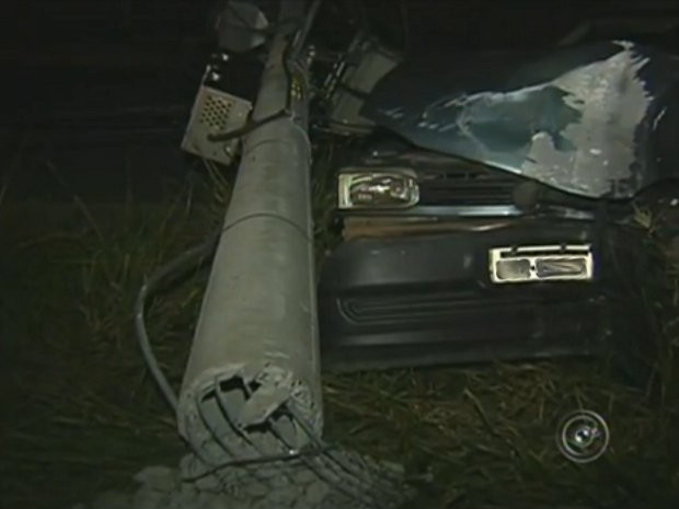 Motorista atingiu um poste e outros 10 caram em efeito domin