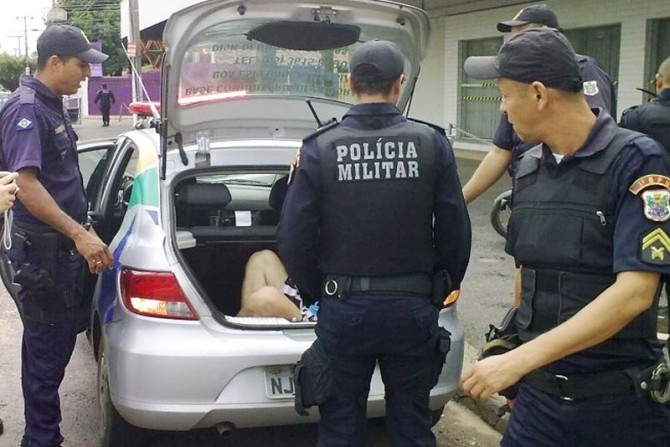 Suspeito foi preso em flagrante por policiais