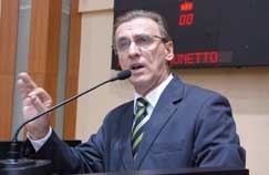 Em protesto, Ademir Brunetto disse que Airton Portugu�s n�o tinha car�ter e recebeu amea�as de ser processado por quebra