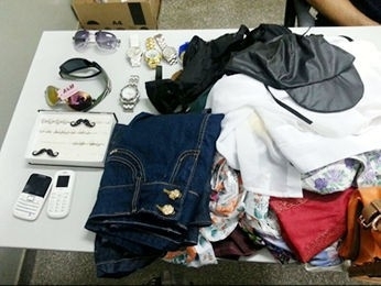 Quatro foram flagrados com objetos roubados de loja em Cuiab.