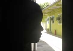 A garota contou  polcia que esta no era a primeira vez que sofria abuso do pai; para no ser denunciado, ele a ameaa