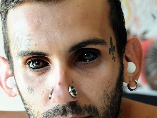 Urea levou dois dias para tatuar os prprios olhos