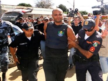 Evanderly foi levado para a Delegacia onde dever dar a verso dele sobre o crime