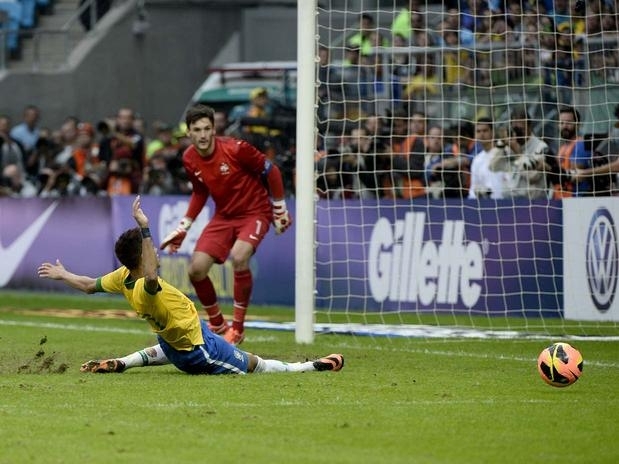 Neymar se estica para tentar alcanar bola cruzada na rea; mais um jogo sem gol