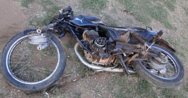Moto ficou totalmente destruda e condutor morreu esmagado