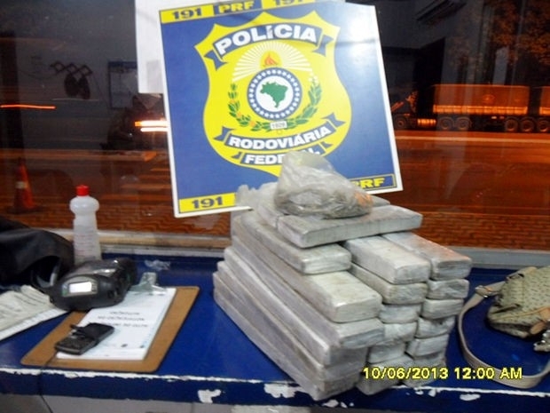 Jovem levava duas malas com 25 quilos de maconha.