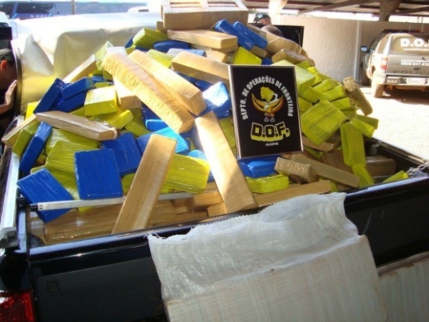 Droga foi encontrada escondida em tabletes no interior e na carroceria da caminhonete