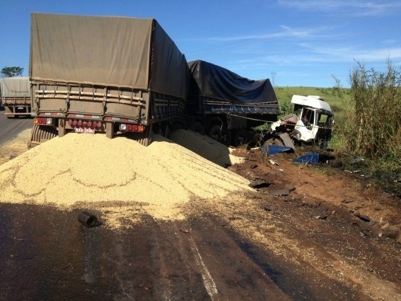 Aps desviar, caminho foi atingido por carreta com soja que seguia no sentido oposto, segundo PRF.