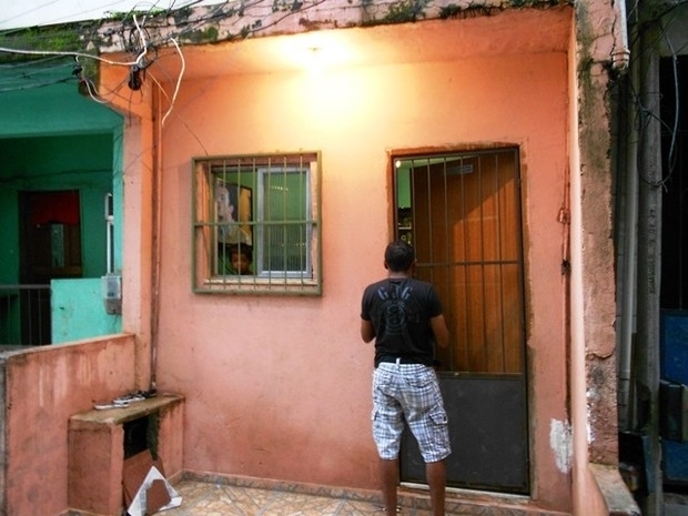 Polcia resgata criana de 7 anos que estava trancada em casa no Rio.