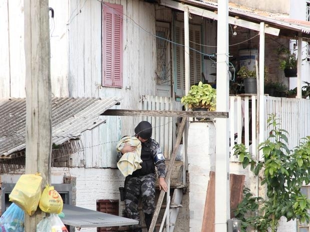 Na tera-feira, o ex-marido da vtima invadiu a residncia e manteve refm tambm o neto dela, de 26 dias