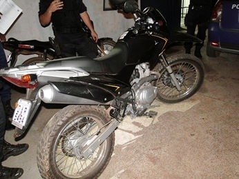 Motocicleta roubada foi abandonada em bairro de Várzea Grande.
