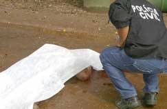 Vtima morreu no local e foi atingida por dois tiros no trax e um na cabea, conforme laudo preliminar do IML