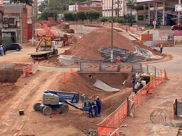 Atrasos prejudicam obras de mobilidade, do estdio, do VLT e aeroporto.