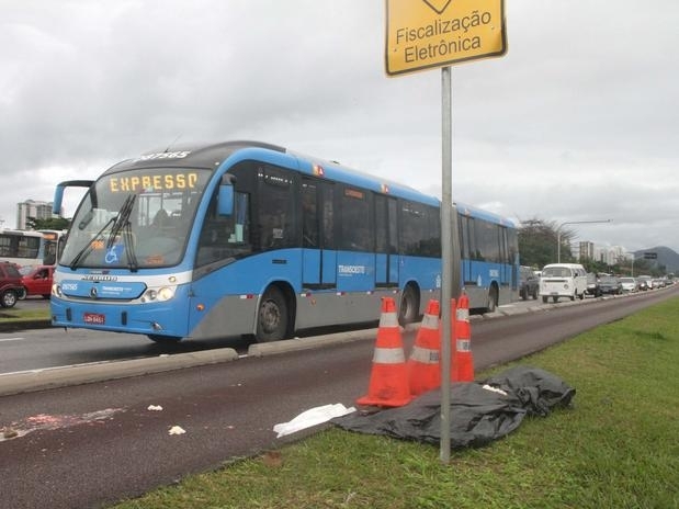 O pedestre no resistiu aos ferimentos aps ser atropelado pelo nibus