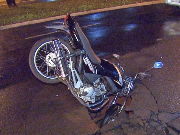 Em Ribeiro Preto (SP), asfalto cedeu em rua e moto foi 