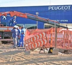 Lojistas dizem que ficaram �ilhados� ap�s interdi��o do trecho, onde ser� constru�do o viaduto do Cristo Rei