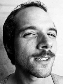 Bernardo Rinaldi Botkay, artista conhecido como Botika Botkay, diz ter sido agredido pelo prefeito Eduardo Paes