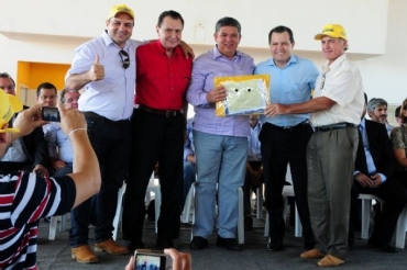 Silval Barbosa com Carlos Bezerra e o secretrio Meraldo S entregam 23 Patrulhas Agrcolas Mecanizadas