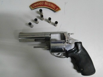 Revlver foi apreendido com suspeitos aps disparos