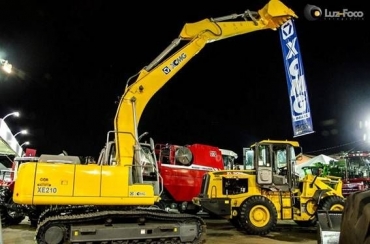 Escavadeira XE210 e a P� Carregadeira ZL30H em exposi��o durante a Expoing� 2013