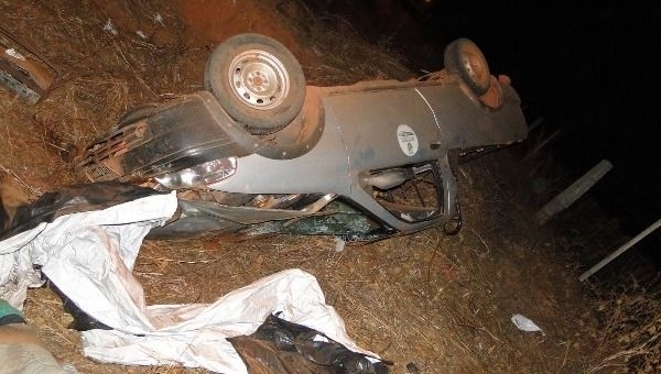 Carro capotou na rodovia estadual por cerca de 100 metros, segundo a polcia