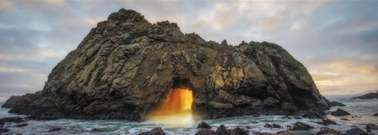 A misteriosa luz laranja sai por uma abertura de 6 m de largura por 6m de altura