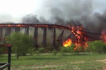 De acordo com a imprensa local, os bombeiros passaram quinze horas tentando apagar as chamas