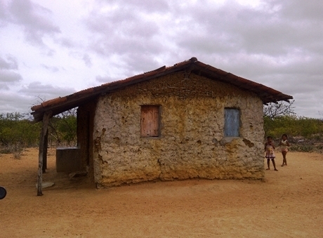Cerca de quinze crian�as, da alfabetiza��o ao quinto ano estudam em uma �nica sala