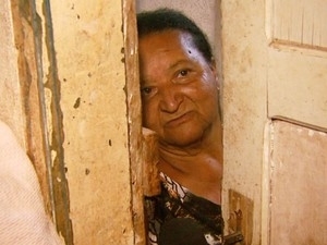 Dona Eva se tranca no banheiro com medo de sofrer novas agress�es