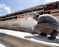 Operrio trabalha na arquibancada da arena Pantanal, cuja licitao para o setor de tecnologia da informao est na ret