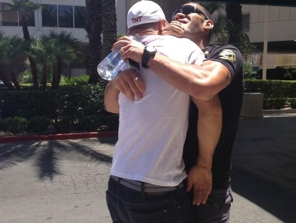 Pezo e Cigano se encontram e se abraam antes do UFC 160