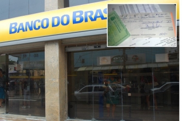 Esteleonatrio tentou sacar dinheiro em duas agncias; no detalhe, cheques e documentos apreendidos