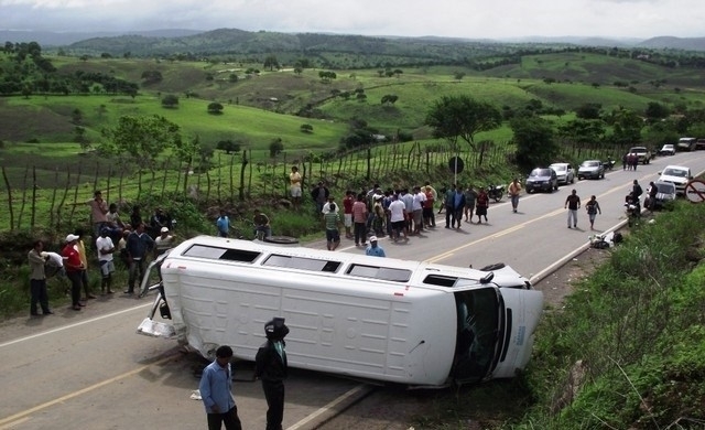 Ap�s capotamento, van ficou atravessada na pista.