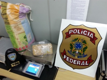 Policiais encontraram droga escondida em travesseiro, dentro de nibus