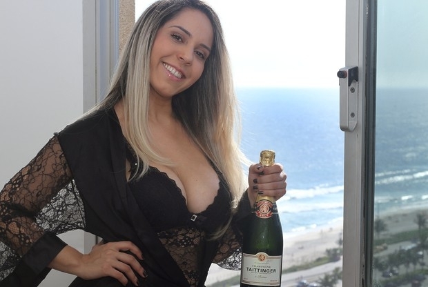 Mulher Melo na janela de casa, na Barra da Tijuca: m fase passou