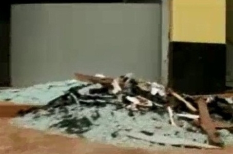 O vidro da porta da agncia tambm foi destrudo